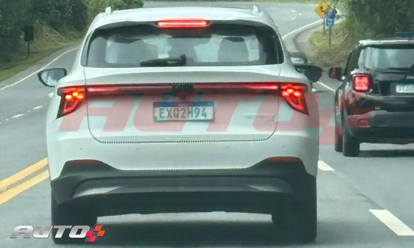 Protótipo branco do MG S5 elétrico, com lanternas acesas