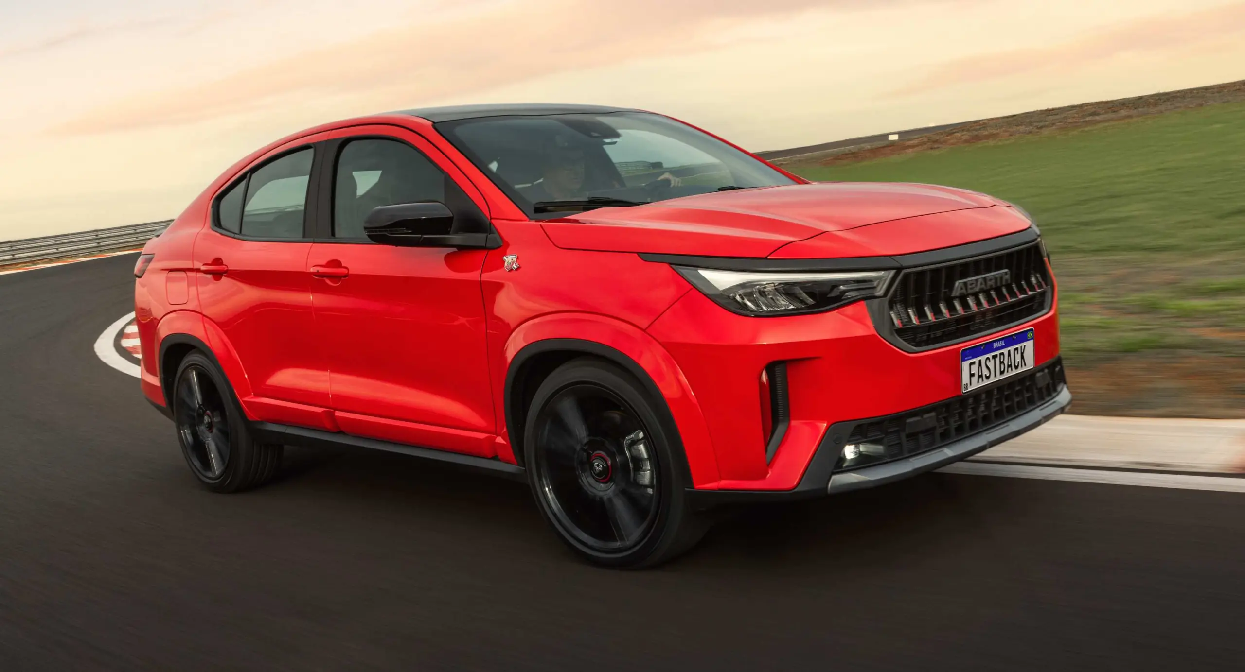 Fiat Fastback Abarth 2026 vermelho em movimento na pista