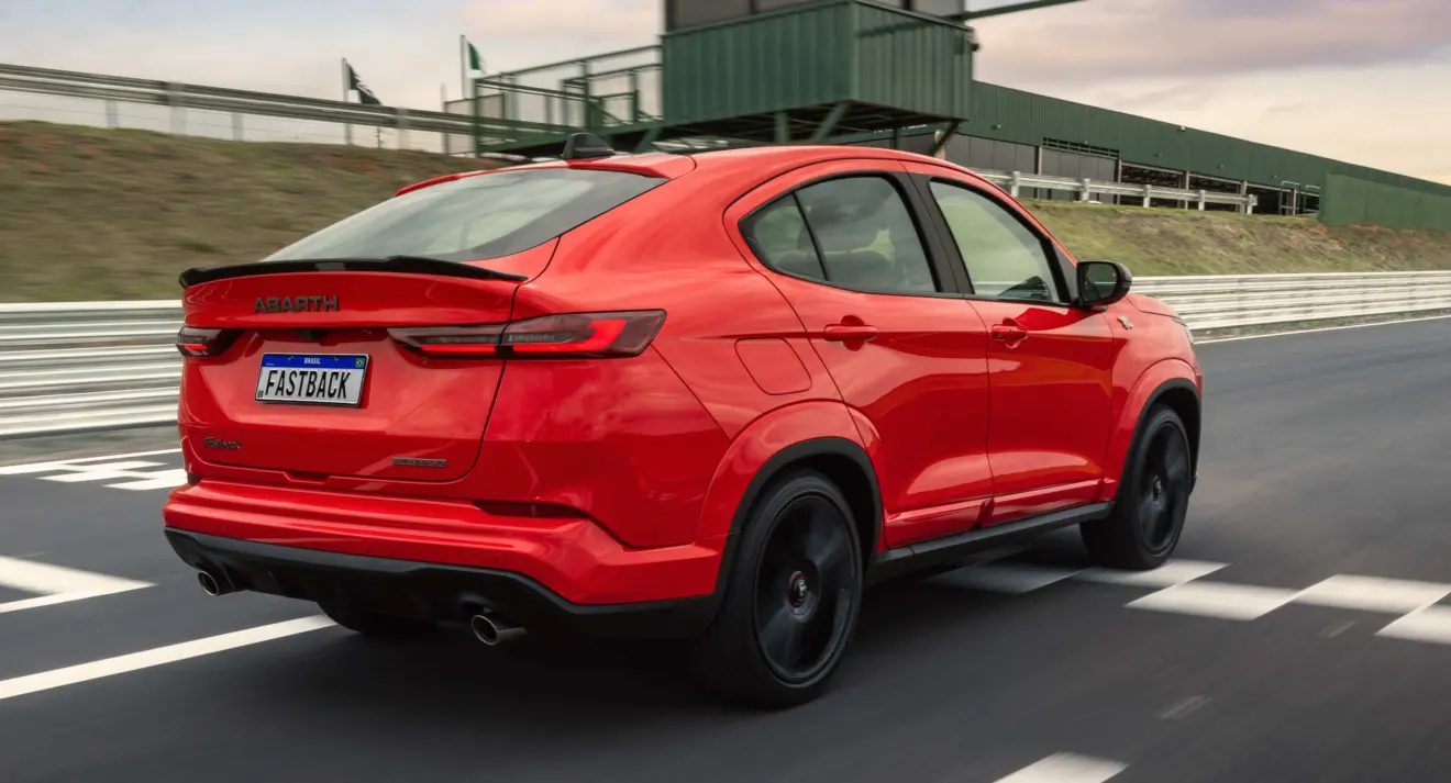 Fiat Fastback Abarth vermelho de traseira andando na pista