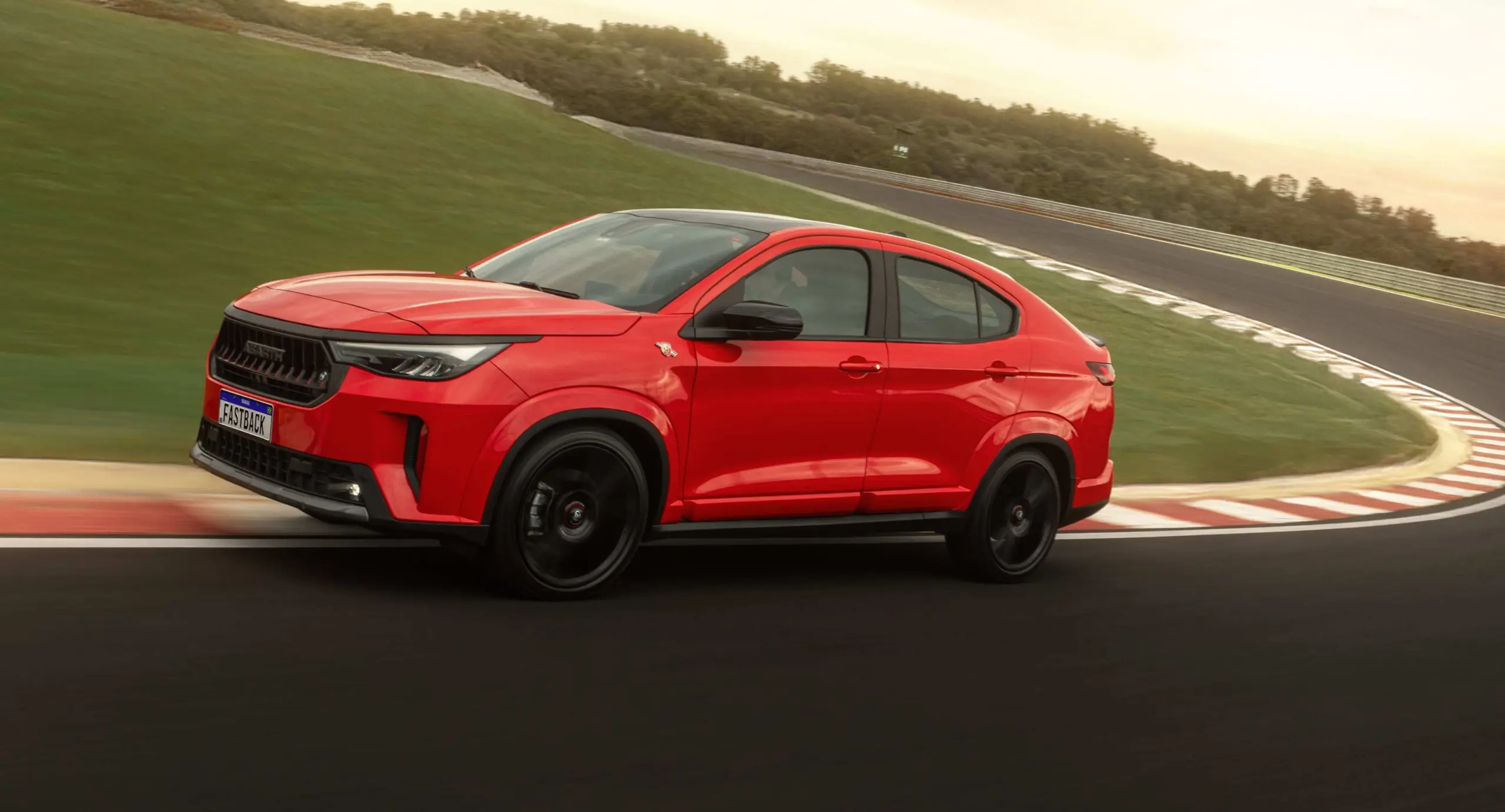Fiat Fastback Abarth 2026 de lateral em movimento na pista