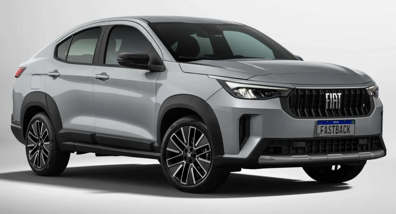 Fiat Fastback Audace 2026 prata parado de frente com fundo neutro