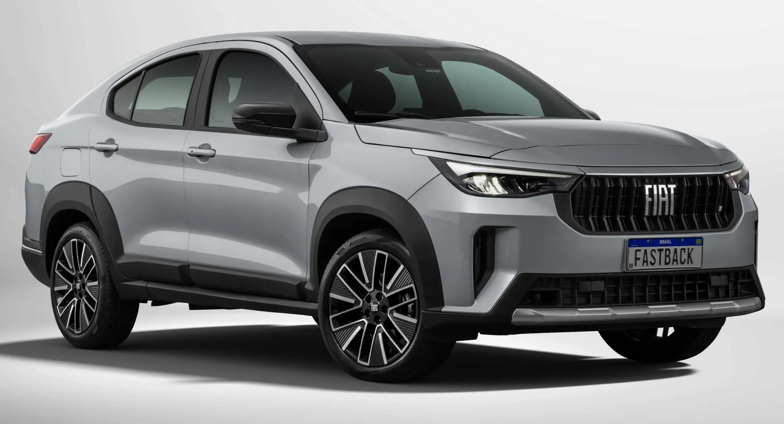 Fiat Fastback Audace 2026 prata parado de frente com fundo neutro
