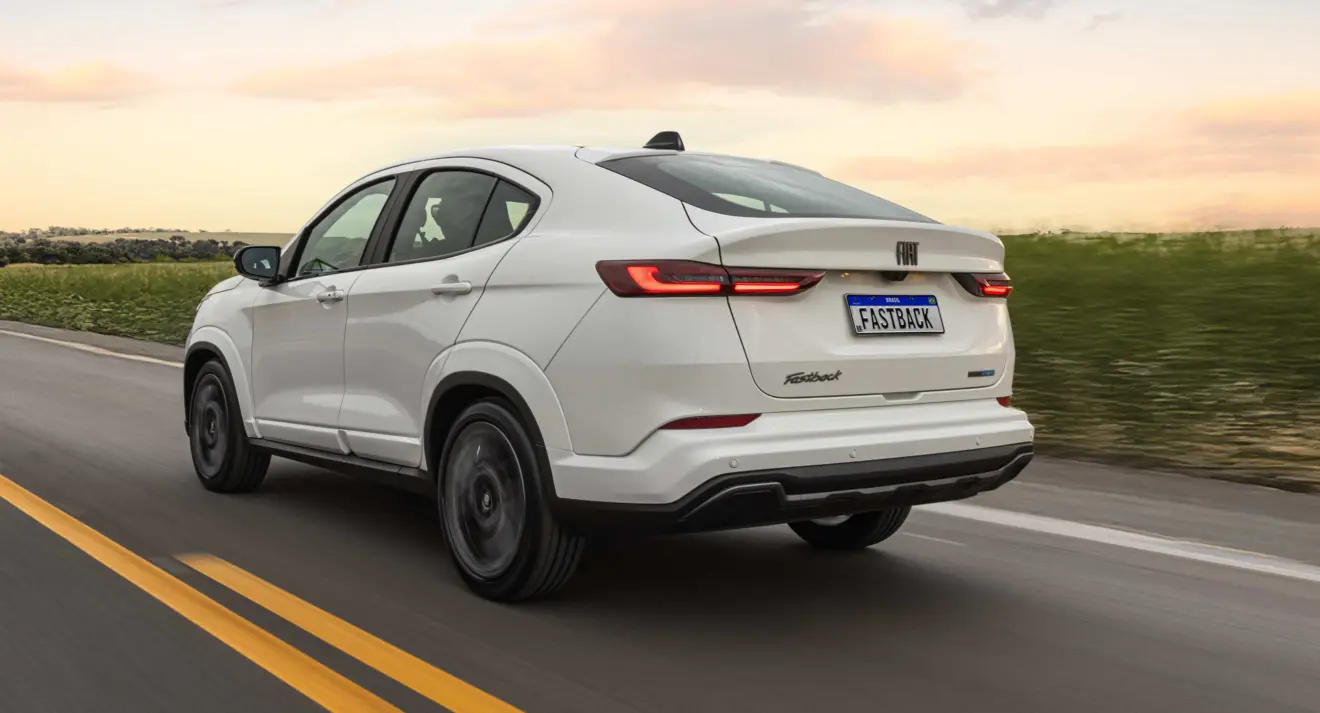 Fiat Fastback Impetus 2026 branco de traseira em movimento