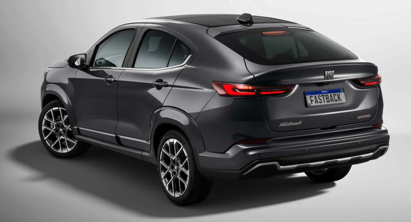SUV cupê Fiat Fastback Limited cinza parado de traseira