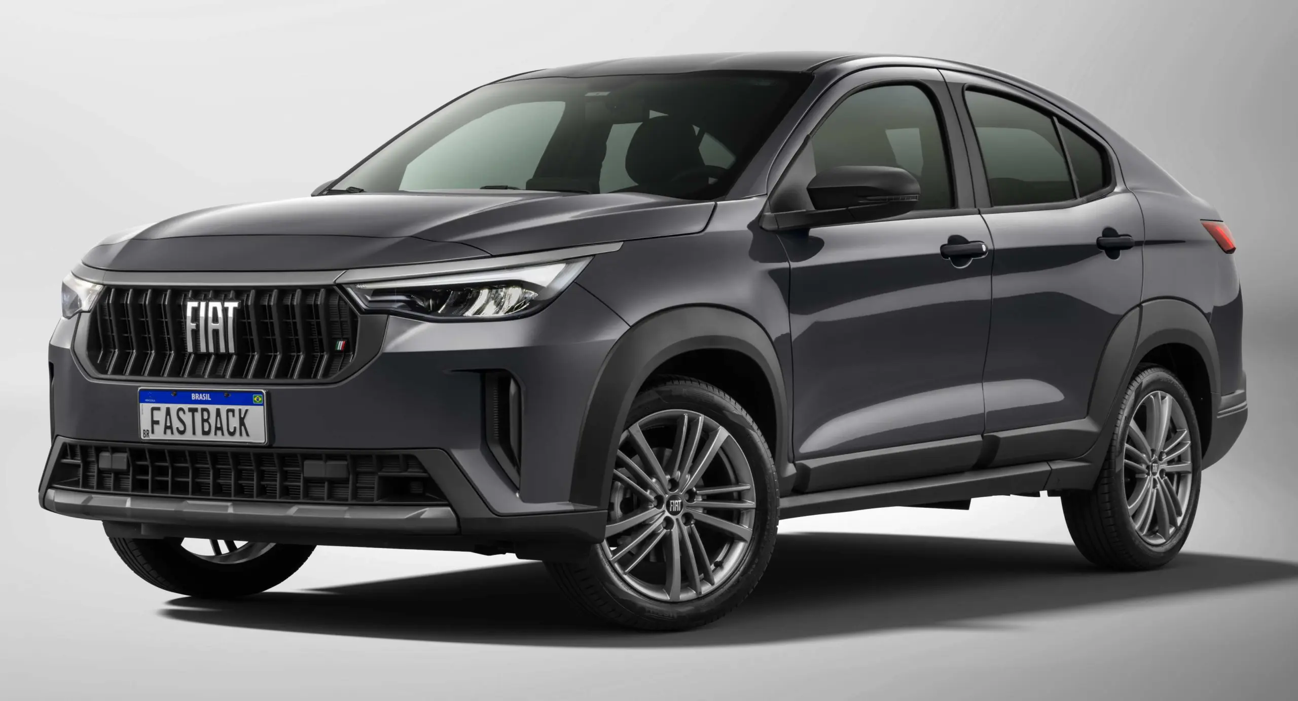 Fiat Fastback T200 2026 cinza parado de frente com fundo neutro