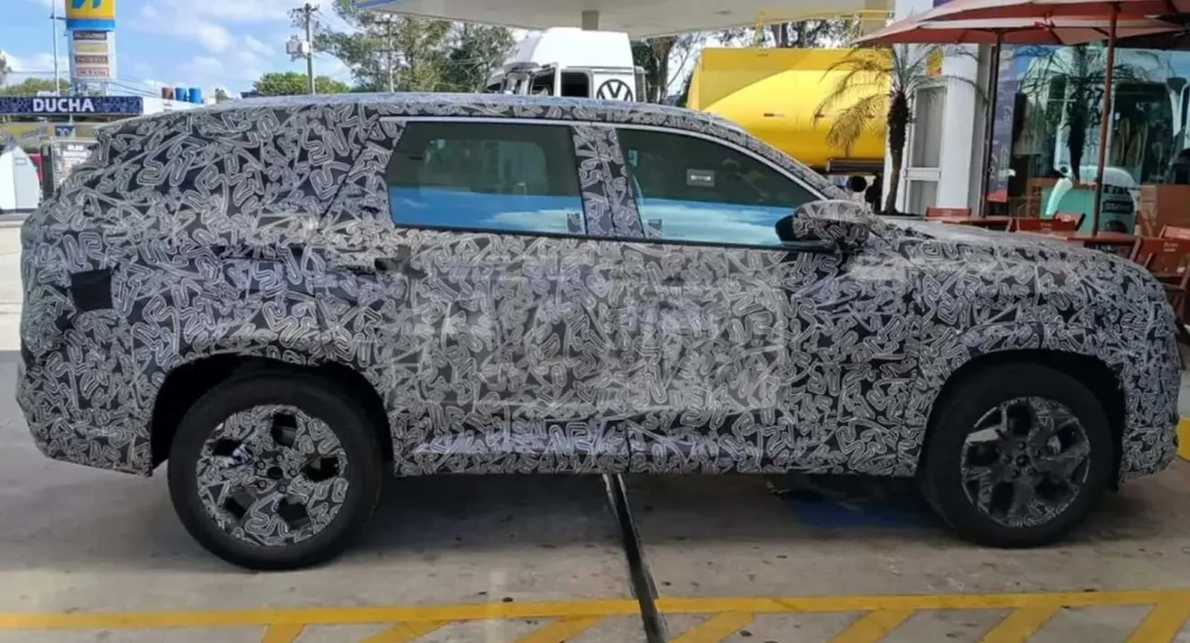 Renault Boreal camuflado parado de lateral