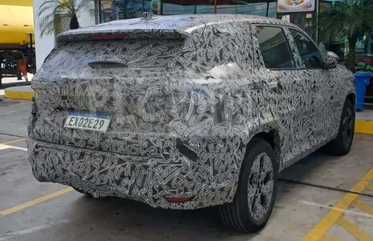 Renault Boreal camuflado parado de traseira