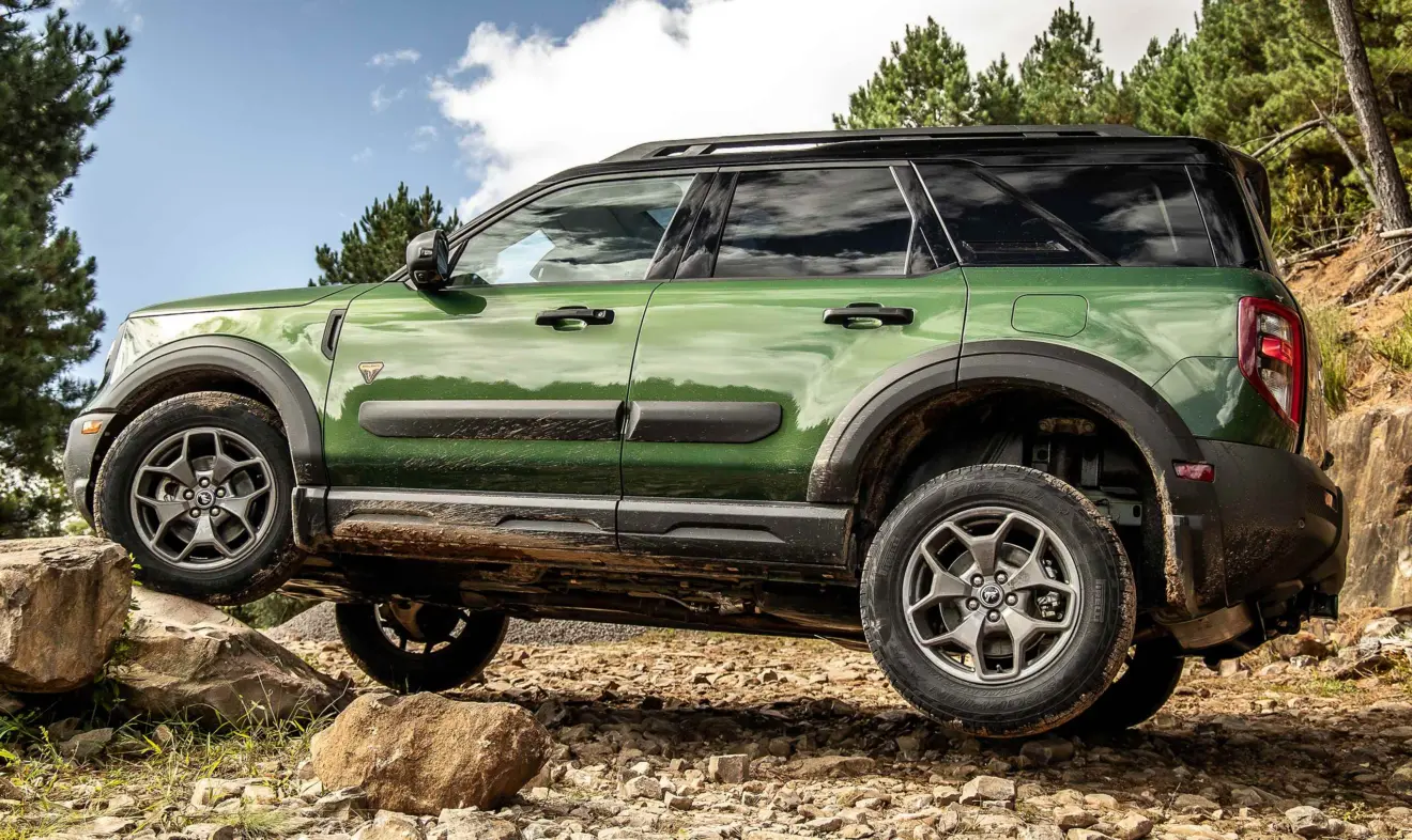 Ford Bronco Sport 2025 subindo pedra