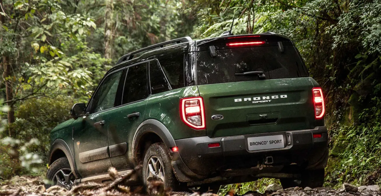 Ford Bronco Sport 2025 de traseira no fora de estrada