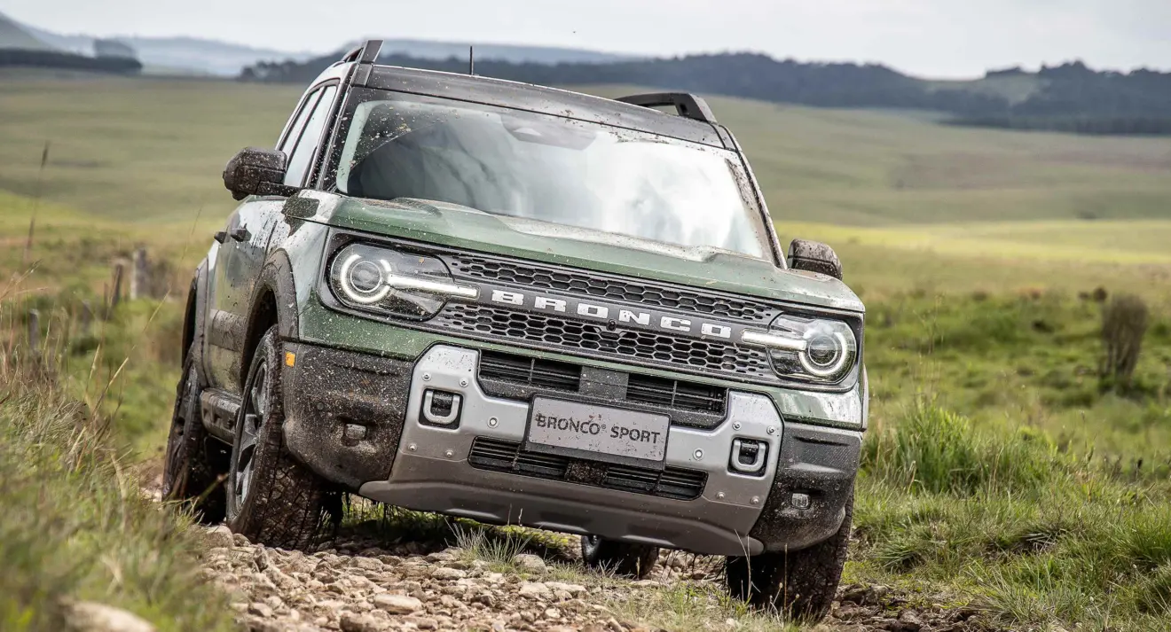Ford Bronco Sport verde de frente no fora de estrada