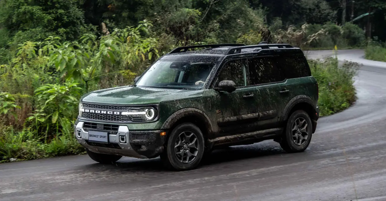 Ford Bronco Sport verde andando na estrada