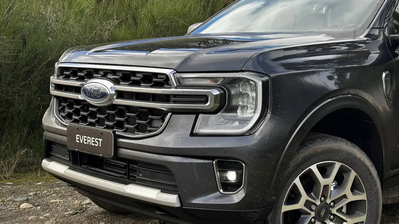 Detalhe dianteira do Ford Everest TItanium