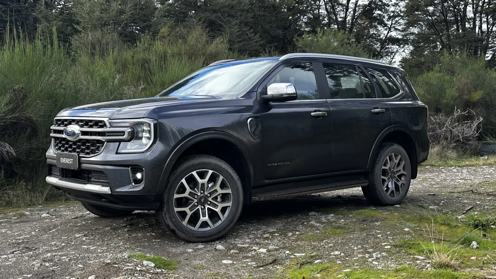 Ford Everest Titanium cinza de frente e lateral