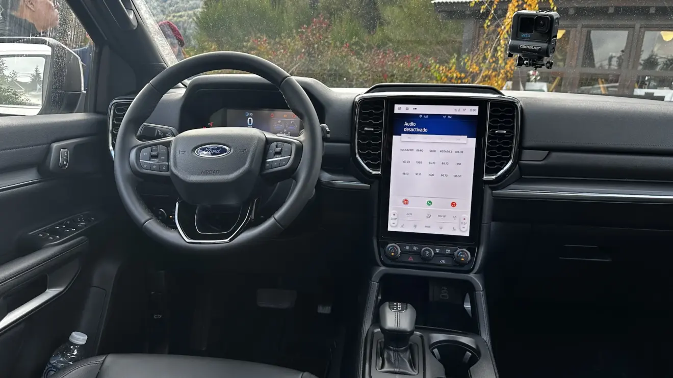 Painel do Ford Everest Titanium com quadro de instrumentos digital e multimídia SYNC4