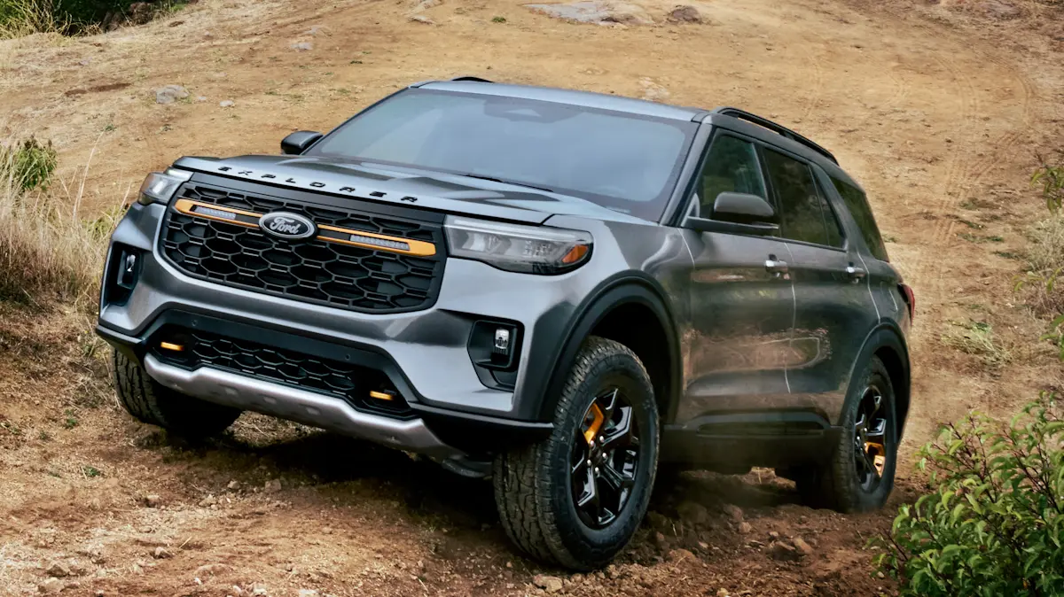 Ford Explorer Tremor verde de frente subindo a montanha SUV