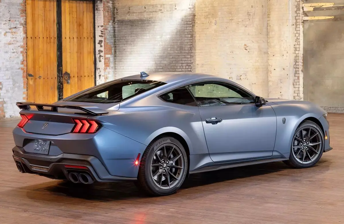 Ford Mustang Dark Horse cinza com detalhes pretos, lanternas acesas e visto de trás