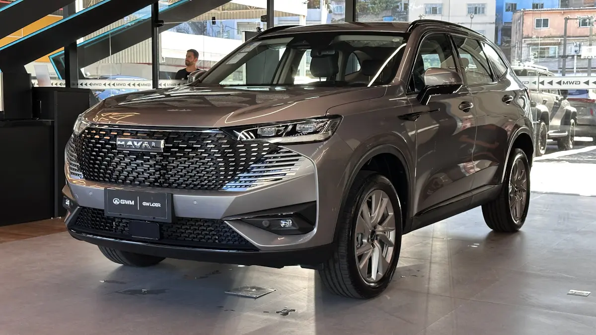 GWM Haval H6 One prata de frente em uma concessionária