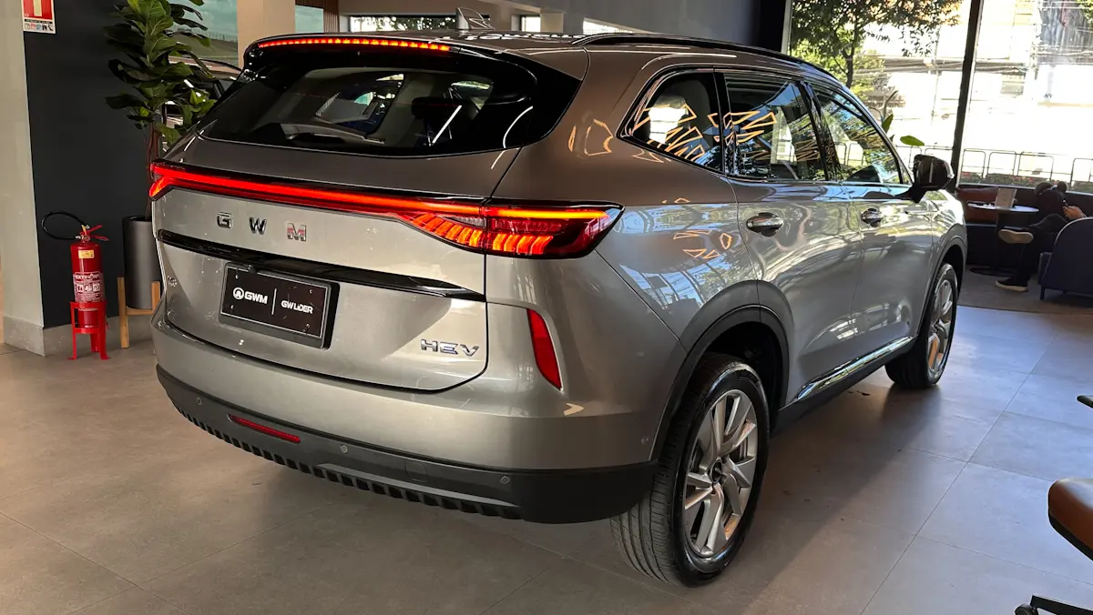 GWM Haval H6 One prata de traseira em uma concessionária