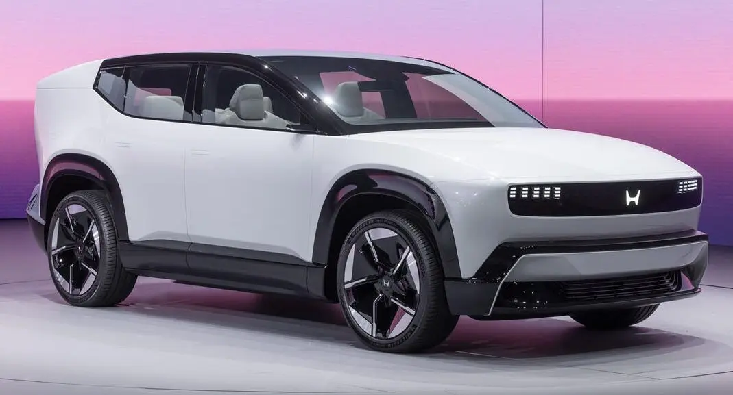 Honda Series 0 branco parado de frente