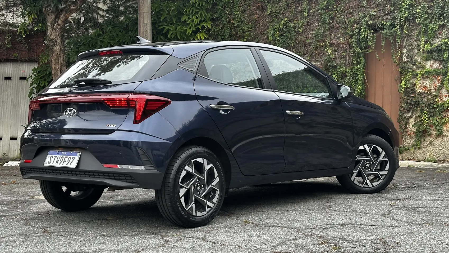 Hyundai HB20 Platinum Safety azul parado de traseira com muro ao fundo