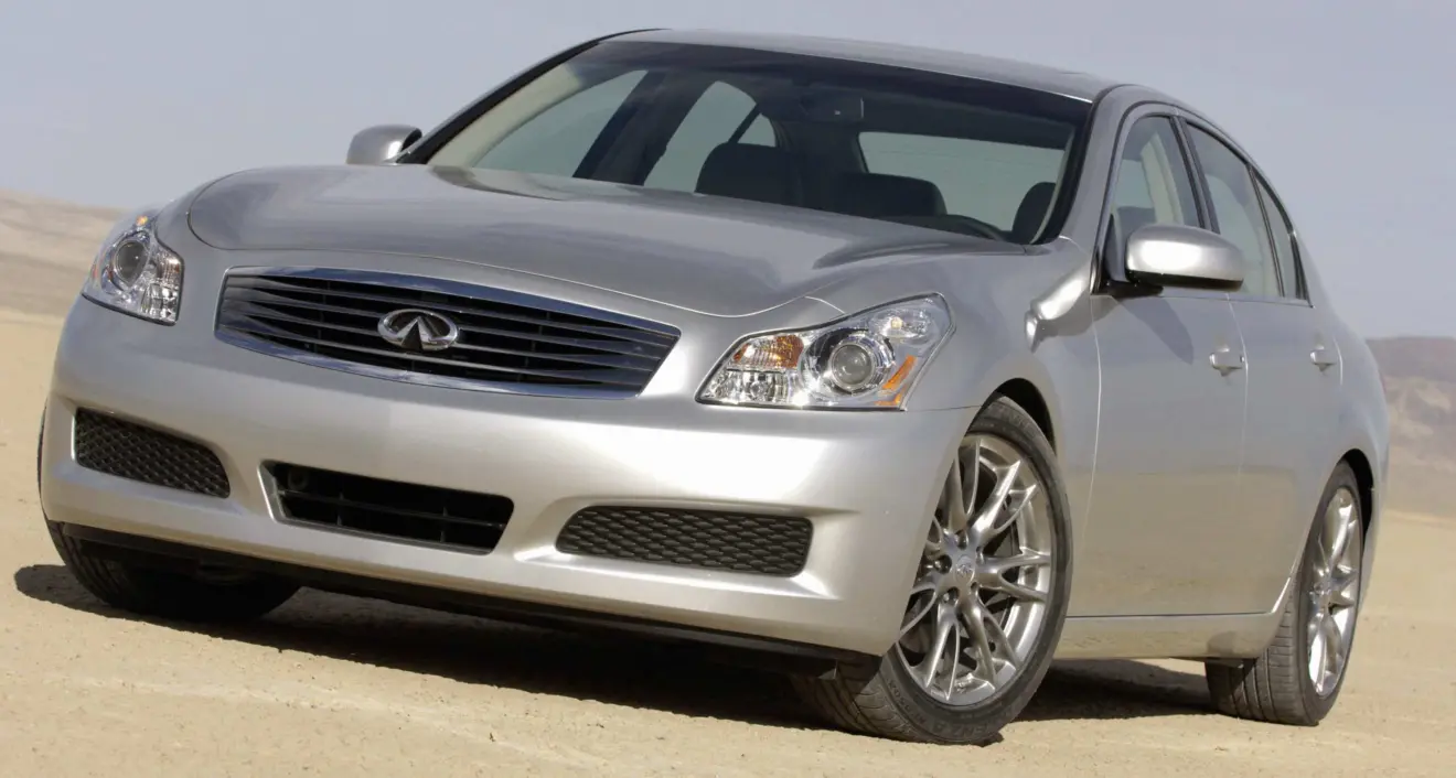Infiniti G35 prata parado de frente 