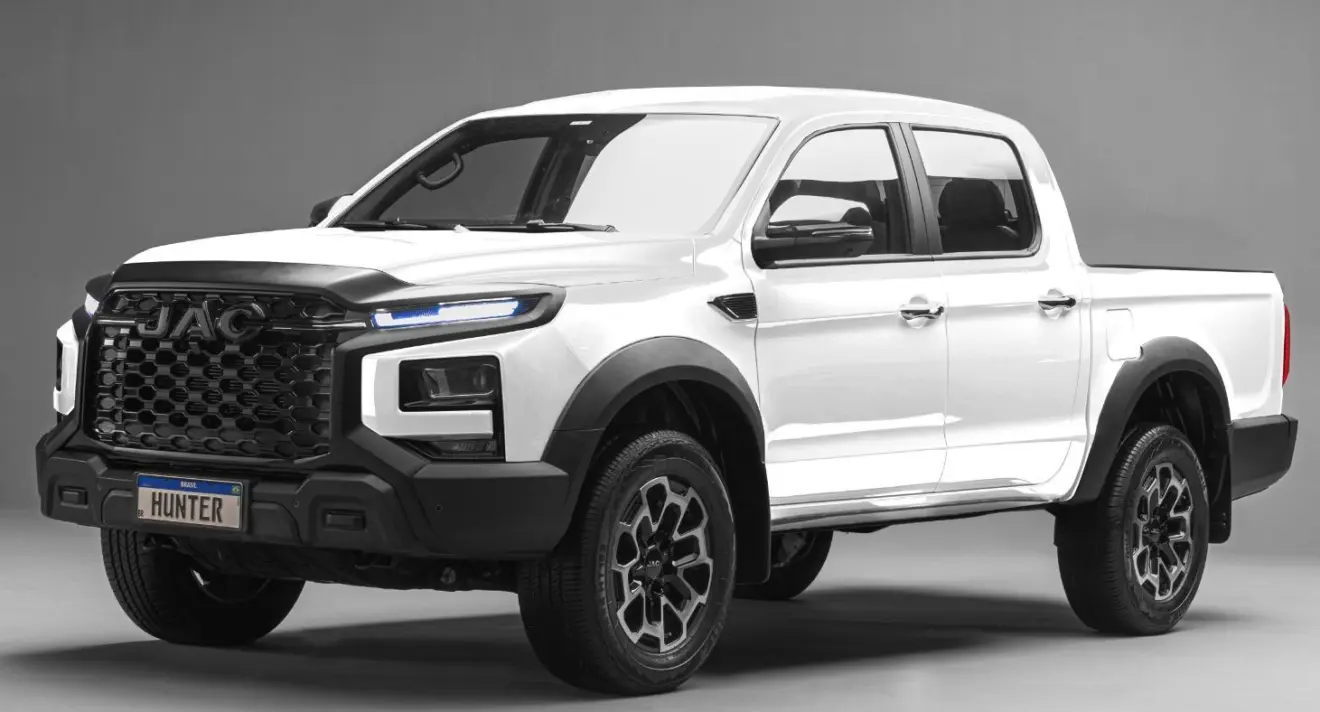 JAC Hunter 4Work branca parada de frente com fundo cinza