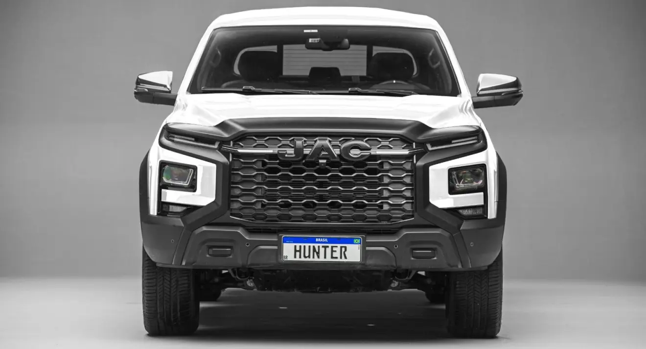 JAC Hunter 4Work branca parada de frente com fundo cinza