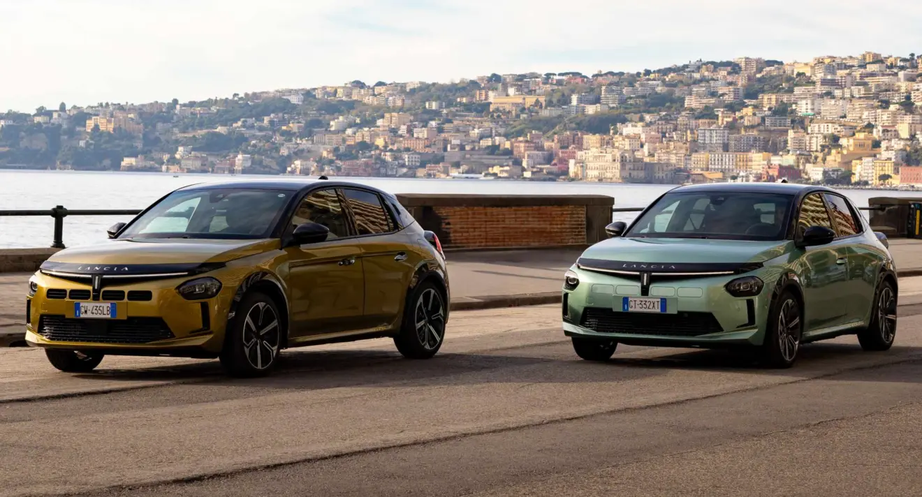 Lancia Ypsilon andando na estrada de frente