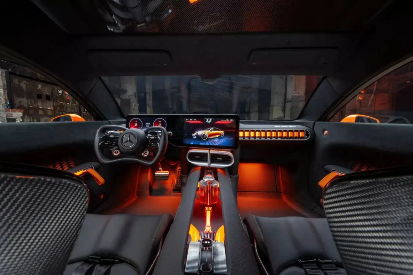 Interior do Mercedes-AMG GT XX com partes pretas e laranja