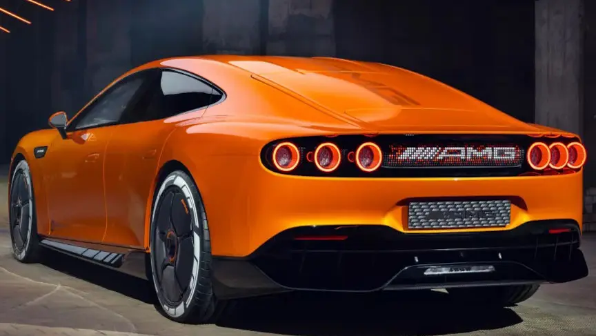 Mercedes-AMG GT XX laranja, visto de trás e com lanternas acesas