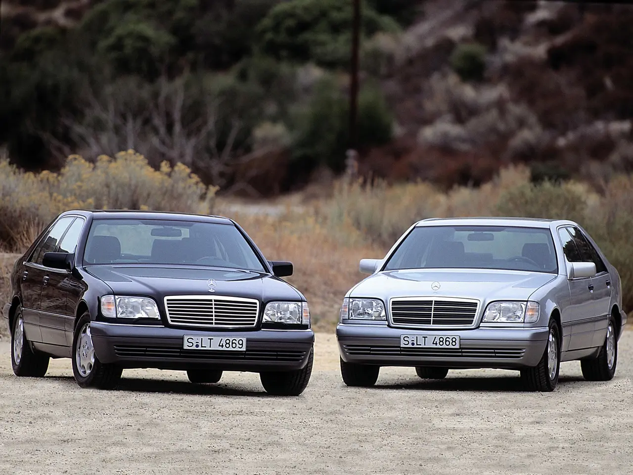 Mercedes-Benz Classe  S W140 parada de frente compartilha o coração com o Pagani Zonda C12