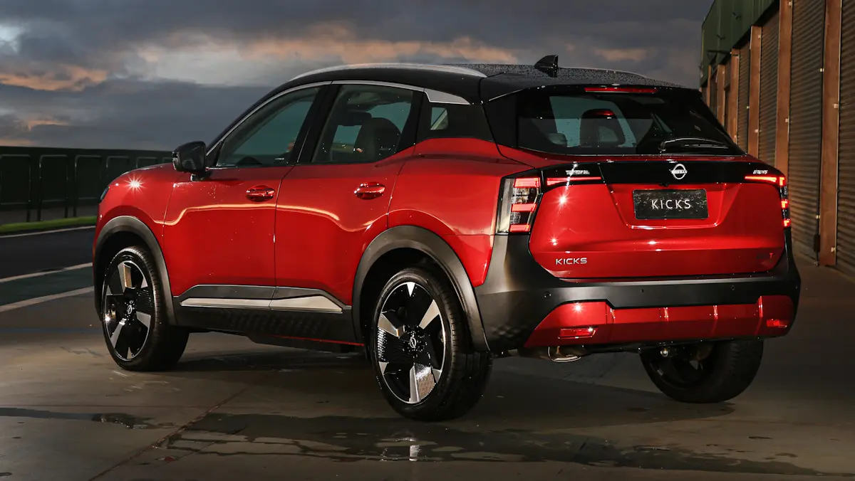 Nissan Kicks Platinum 2026 vermelho de traseira no por do sol