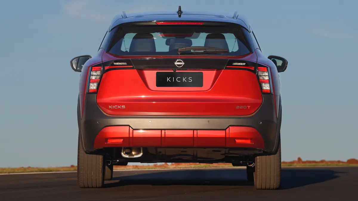 Nissan Kicks Platinum 2026 de traseira sob um sol forte