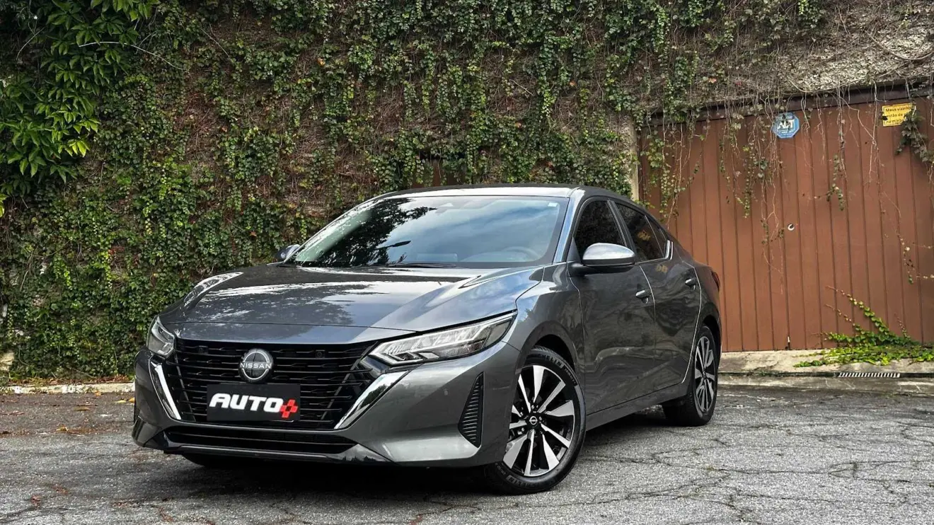 Nissan Sentra Advance cinza parado de frente com portão de madeira ao fundo