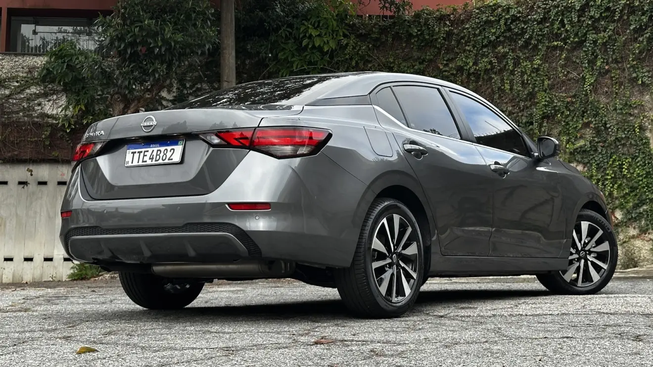 Nissan Sentra Advance cinza parado de traseira