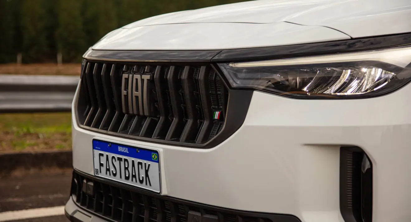 Nova grade frontal do SUV cupê Fiat Fastback 2026