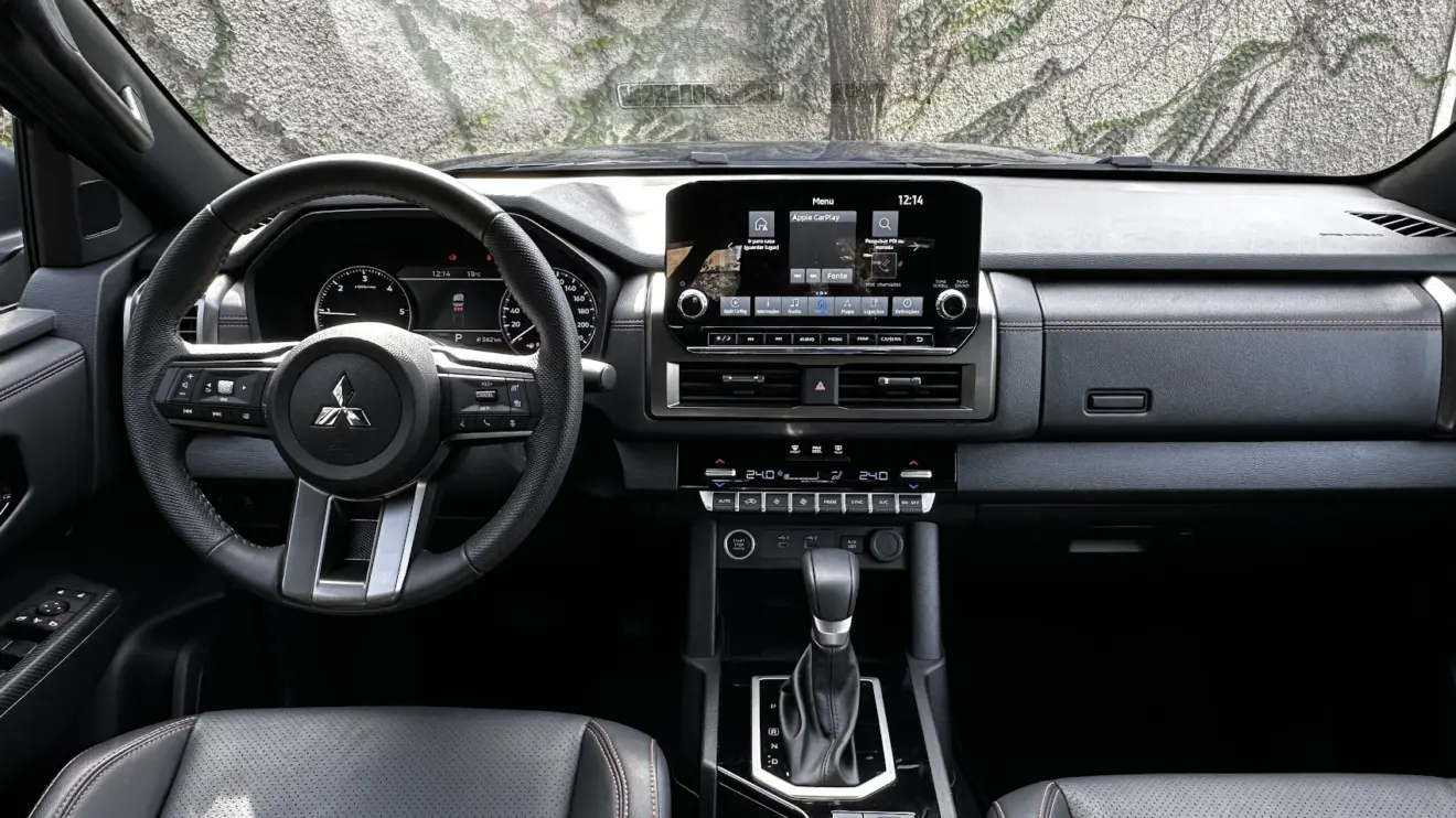 Painel da Mitsubishi Triton Katana