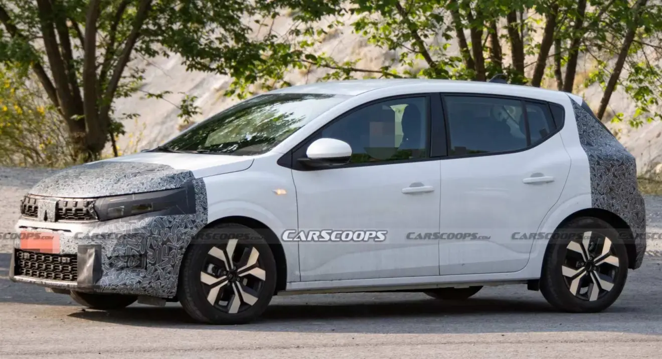 Dacia Sandero de lateral com a dianteira camufalda