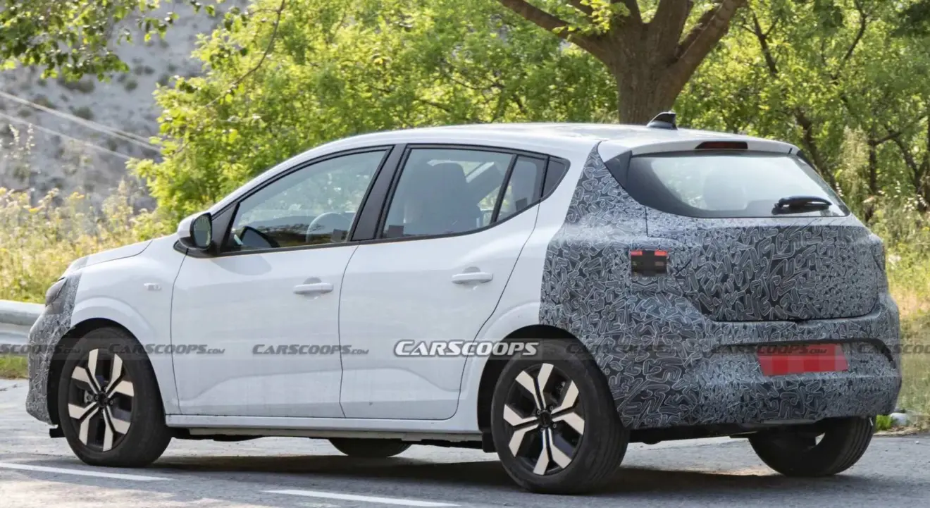 Dacia Sandero com a traseira camuflada