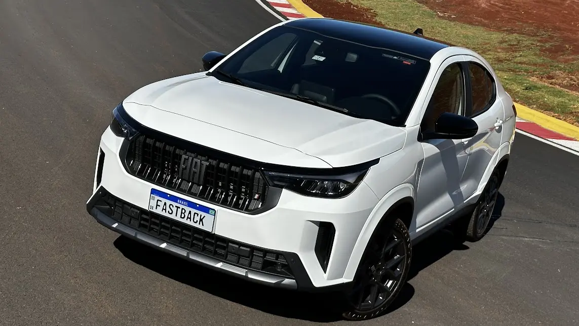 Fiat Fastback 2026 branco do alto parado de frente