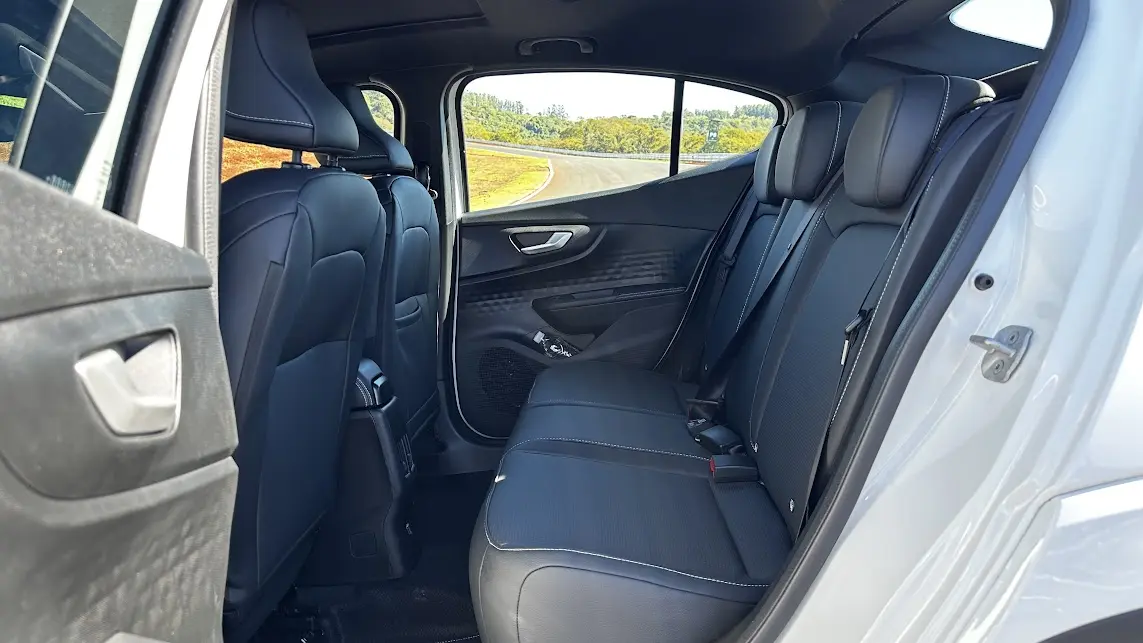 Espaço traseiro do Fiat Fastback Impetus T200 Hybrid Flex