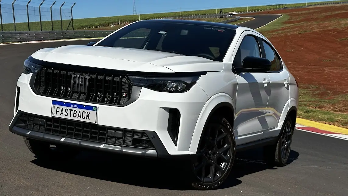 Novo Fiat Fastback 2026 branco parado de frente na pista