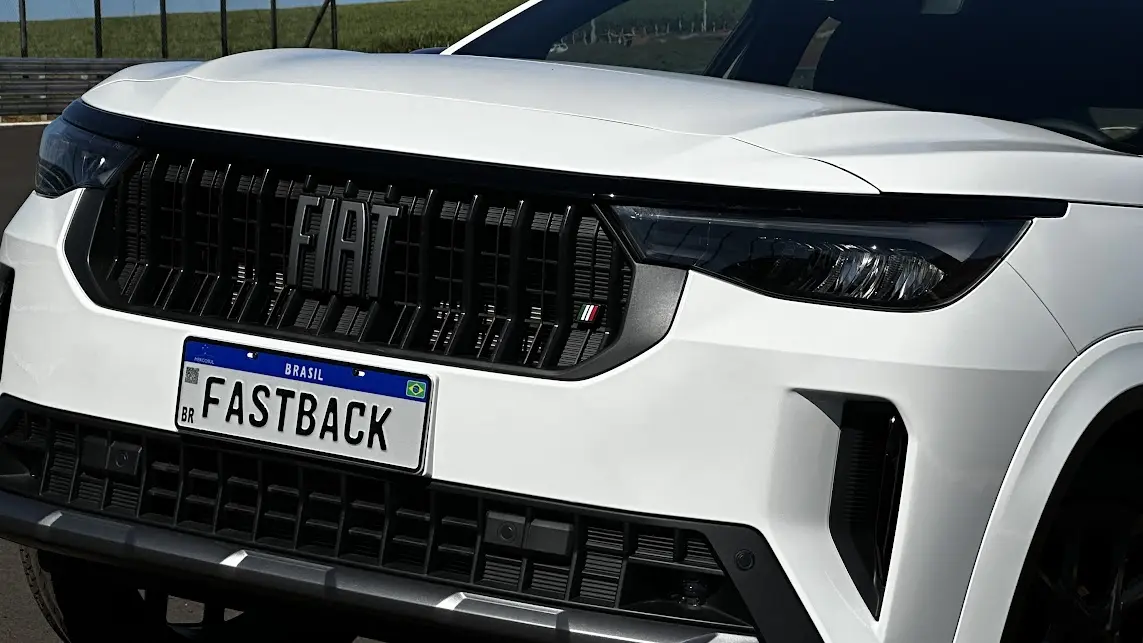 Detalhe da nova grade do Fiat Fastback 2026 