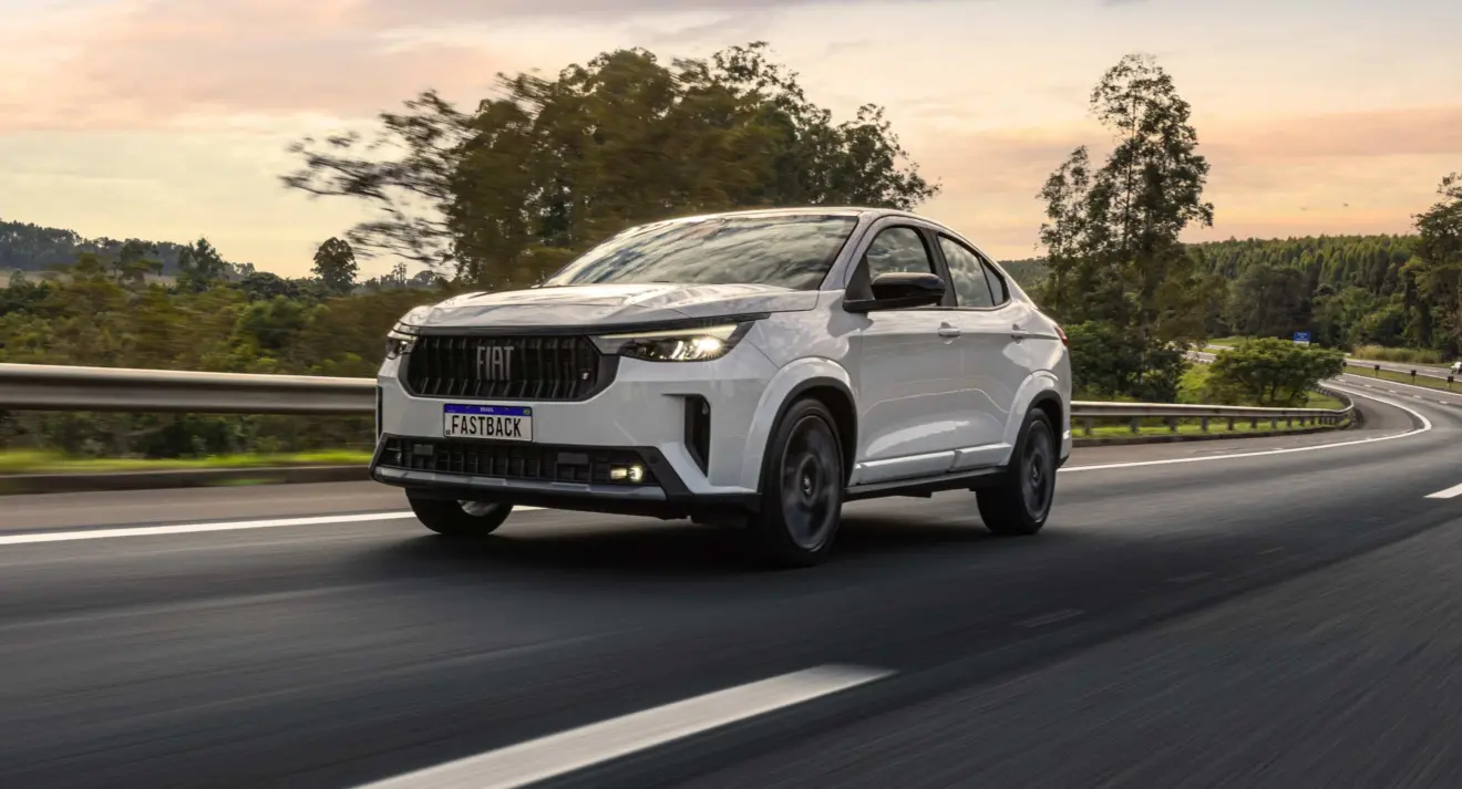 Fiat Fastback Impetus 2026 branco de frente em movimento