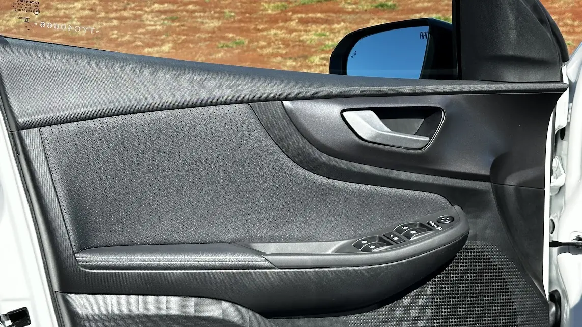 Lateral de porta revestida do Fiat Fastback Impetus T200 Hybrid Flex