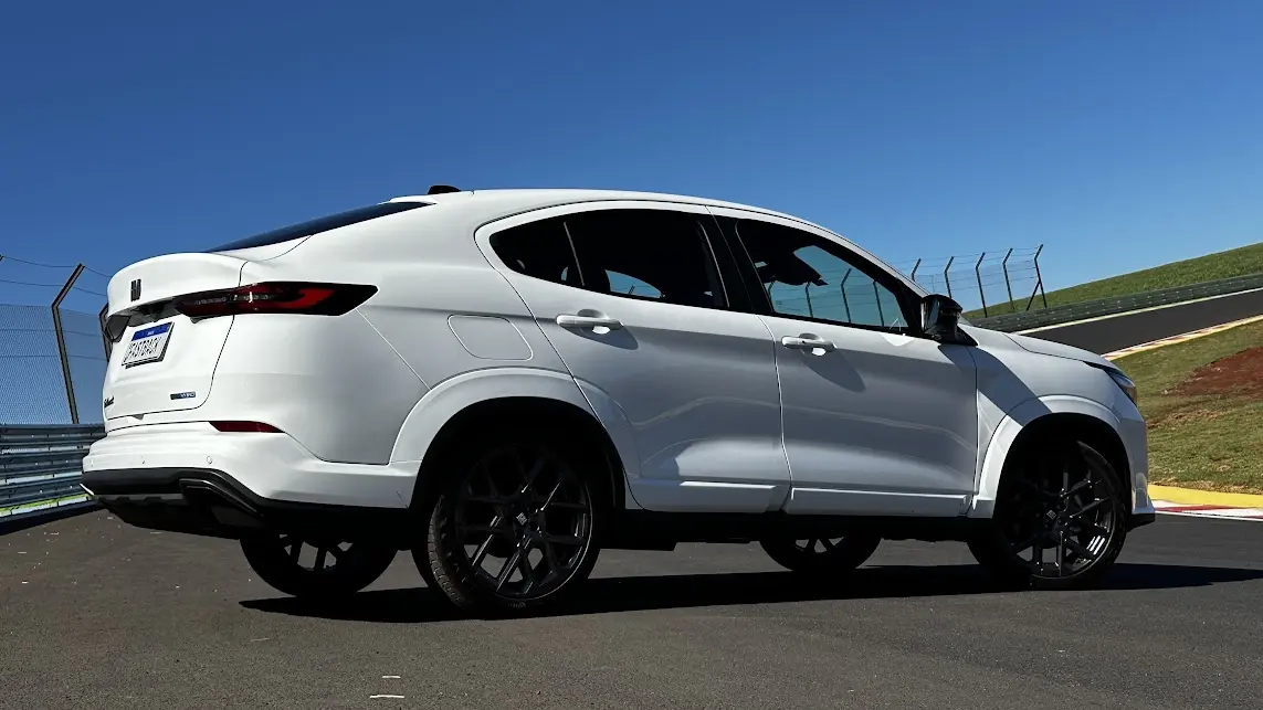 Novo Fiat Fastback Impetus T200 Hybrid Flex  2026 branco parado de lateral na pista