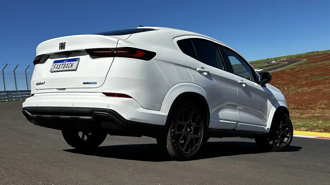 Fiat Fastback Impetus T200 Hybrid Flex parado de traseira na pista