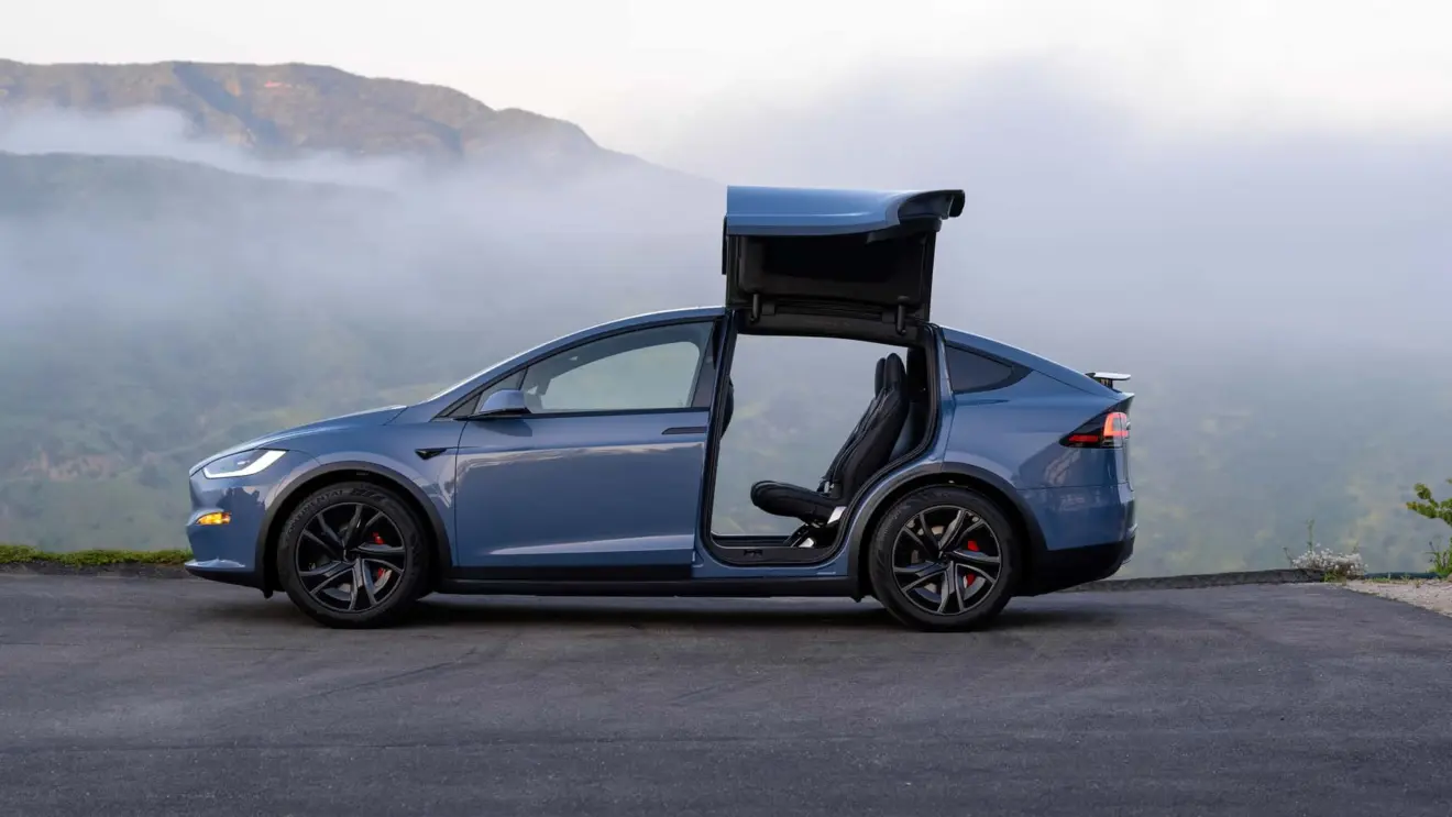 Tesla Model X azul com as portas traseiras abertas