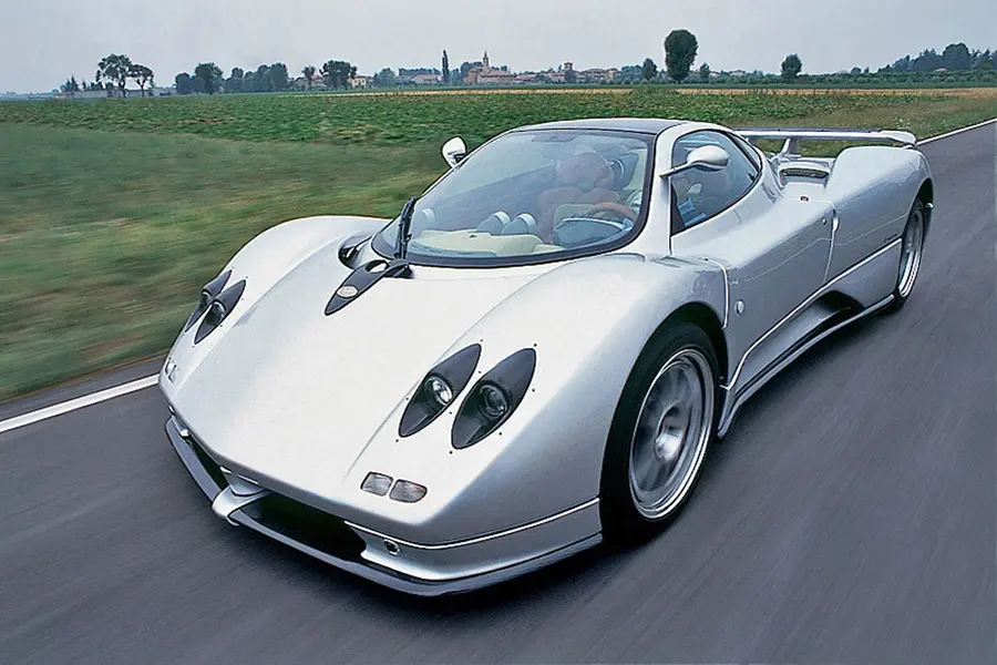 Pagani Zonda C12 prata em movimento na pista compartilha o coração com o Mercedes-Benz Classe S W140