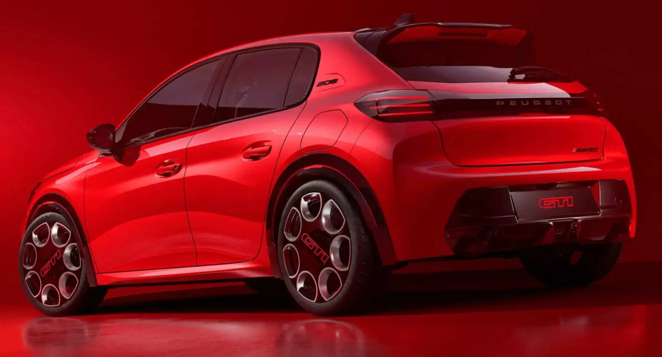 Peugeot e-208 GTI vermelho parado de traseira com fundo vermelho